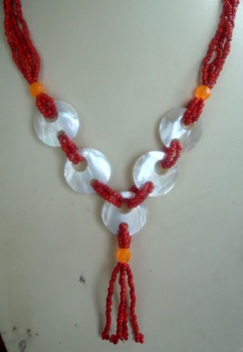 white mop shell necklace with bead